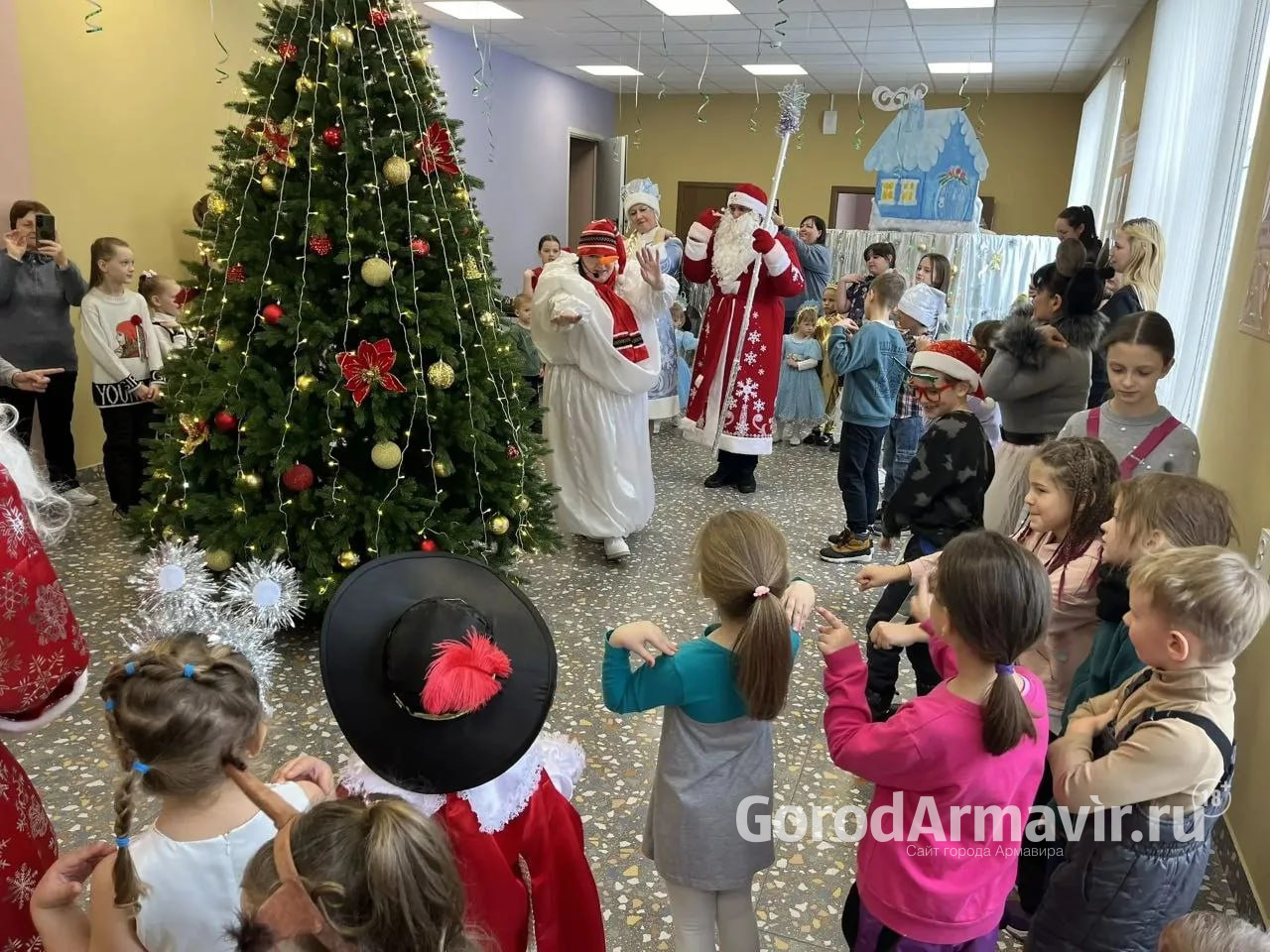 В Армавире депутат Аксинья Титова поздравила 9 семей участников СВО и поддержала праздник в клубе п. Восток