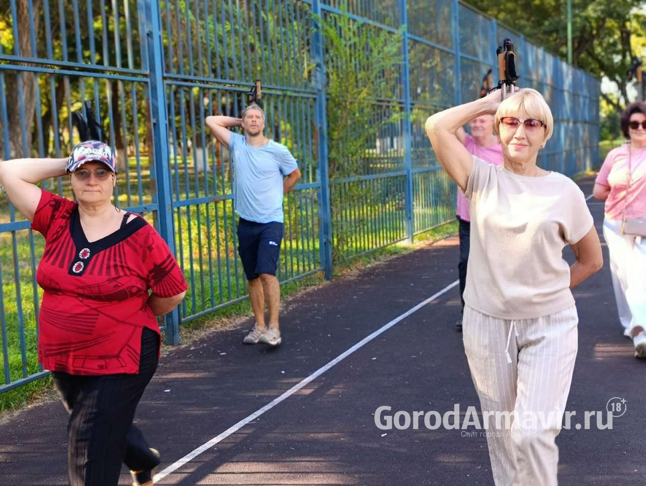 Армавирцы встречают утро в движении: стартовали занятия по скандинавской ходьбе