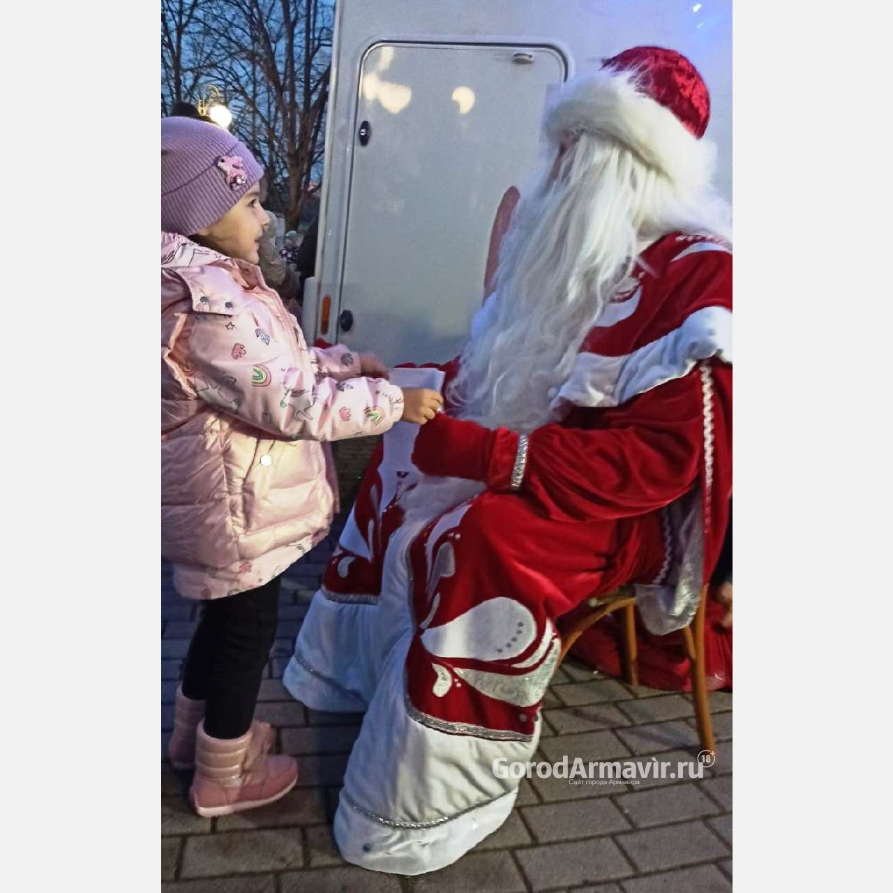 Юные жители Армавира побывали на празднике «Почта Дедушки Мороза»