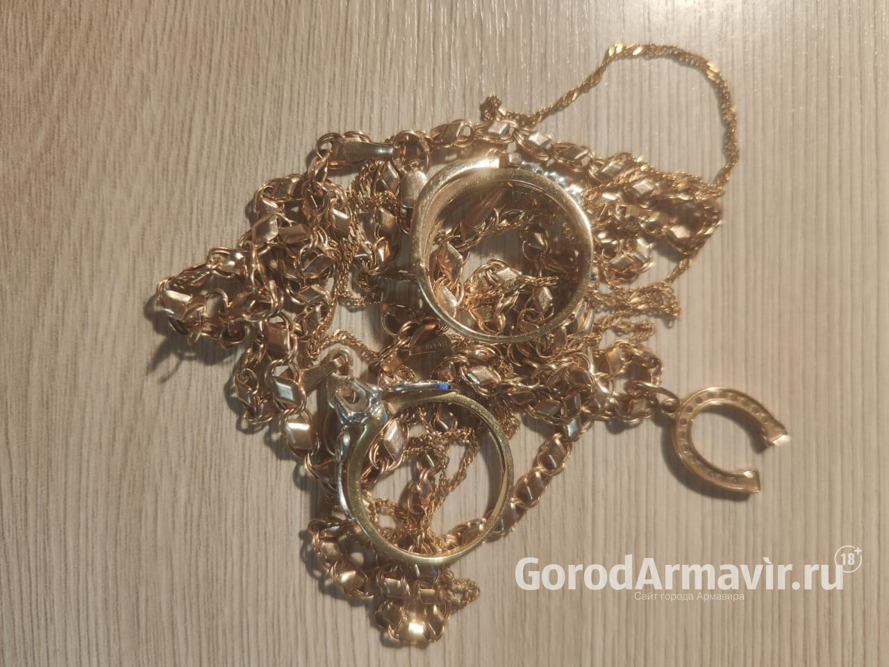 В Армавире мужчина украл золото у бывшей возлюбленной