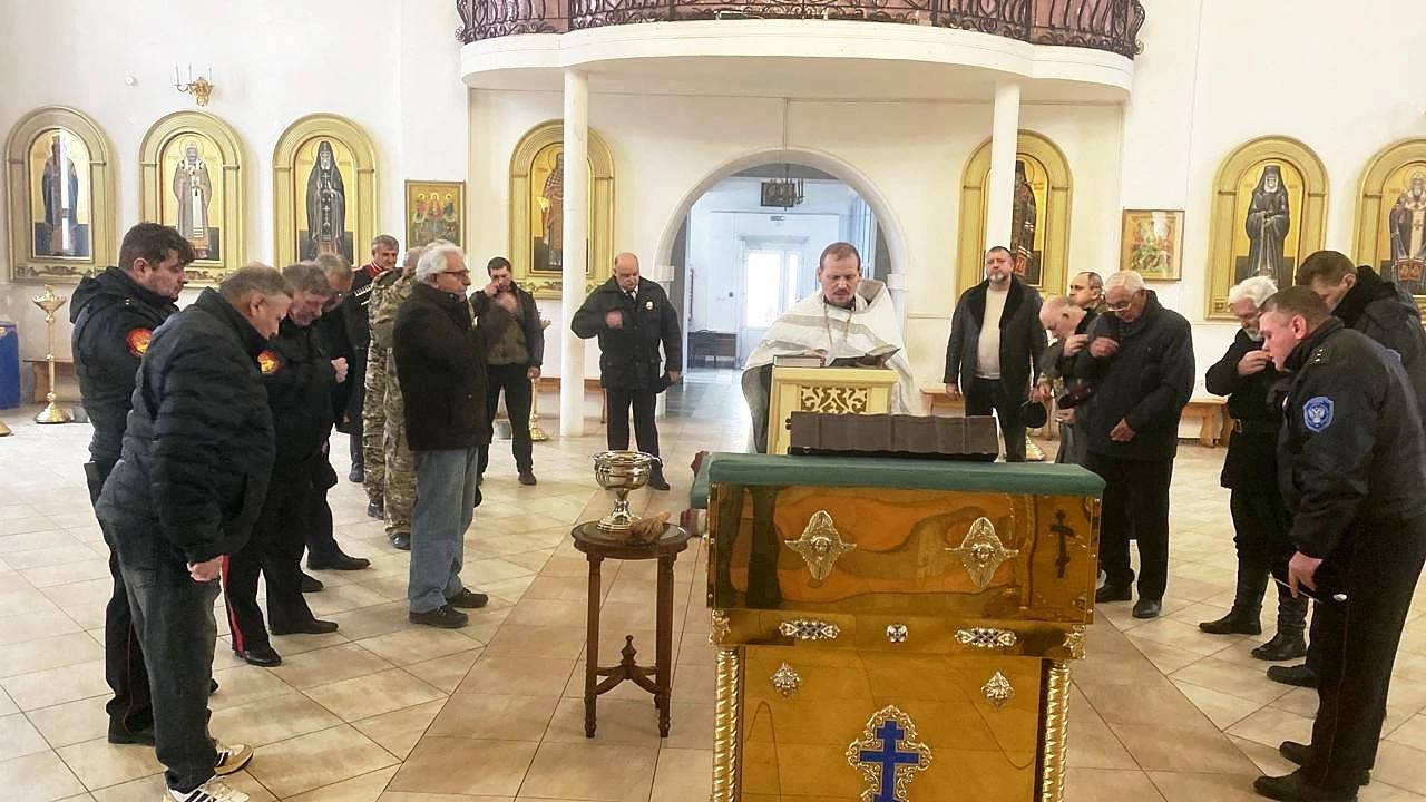 В День памяти жертв политических репрессий Свято-Никольский собор посетили казаки 