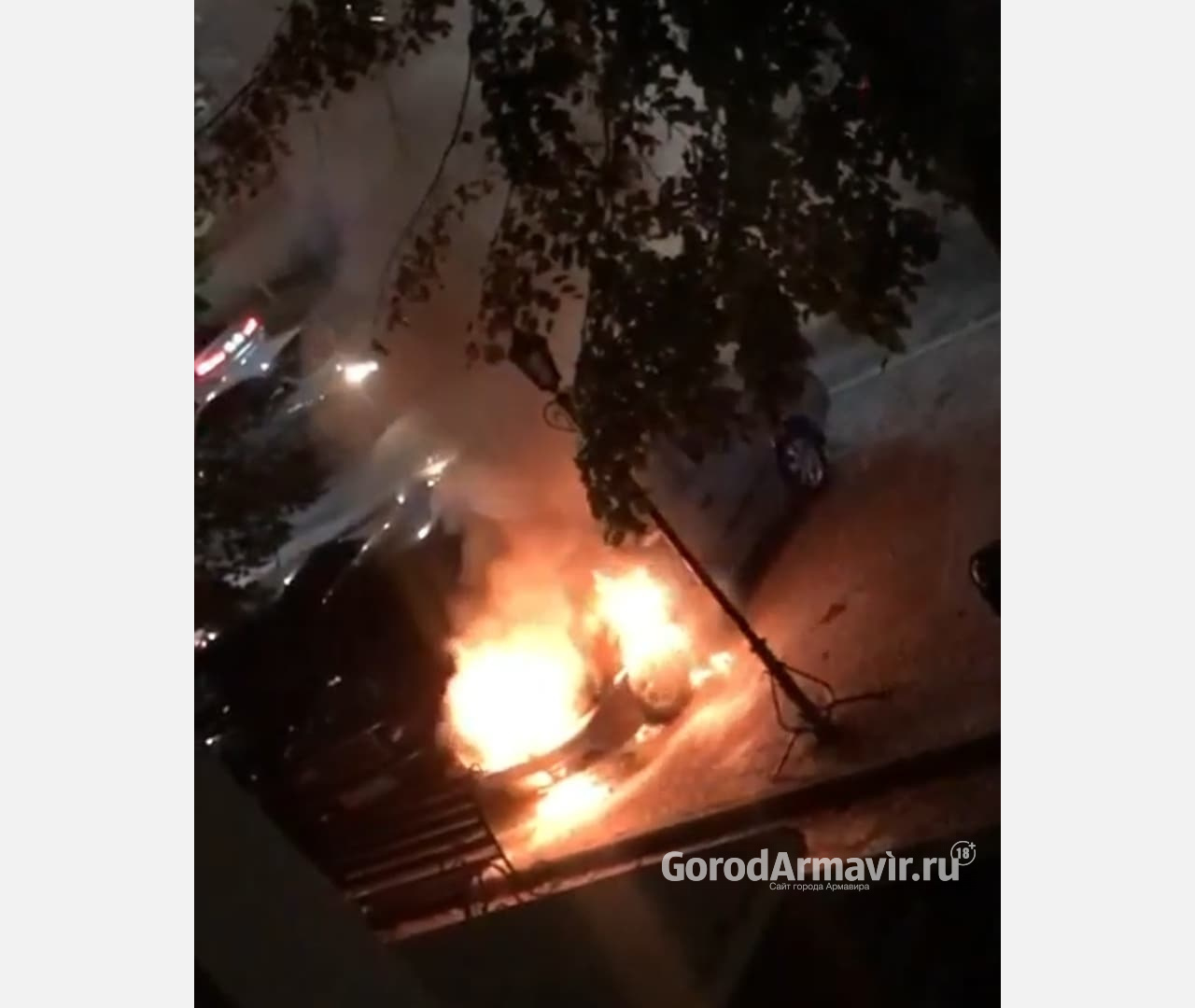 В Армавире 7 огнеборцев ночью тушили загоревшуюся машину 
