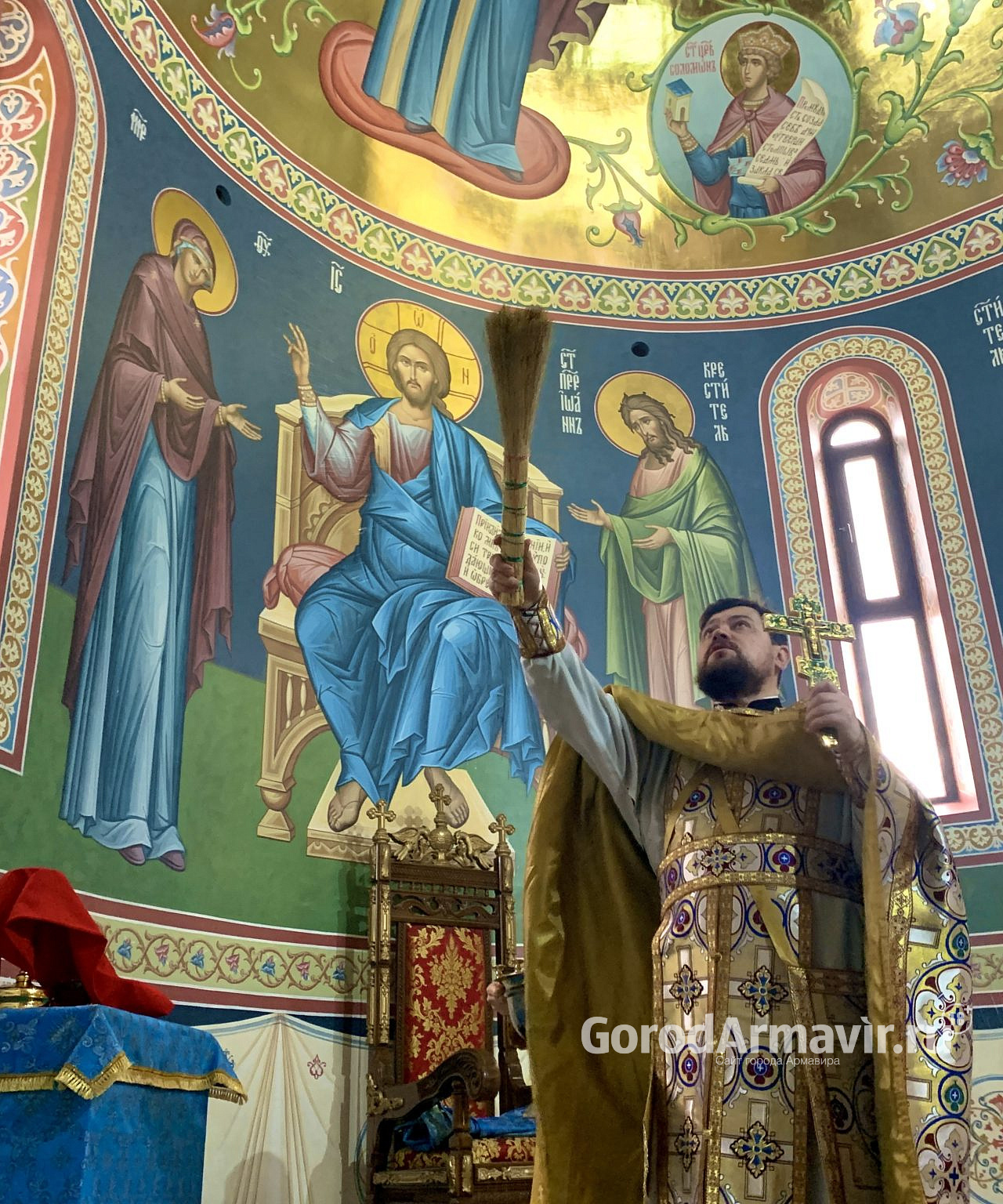 В Армавире Иоанн Гелеван освятил росписи в алтаре Христорождественского храма