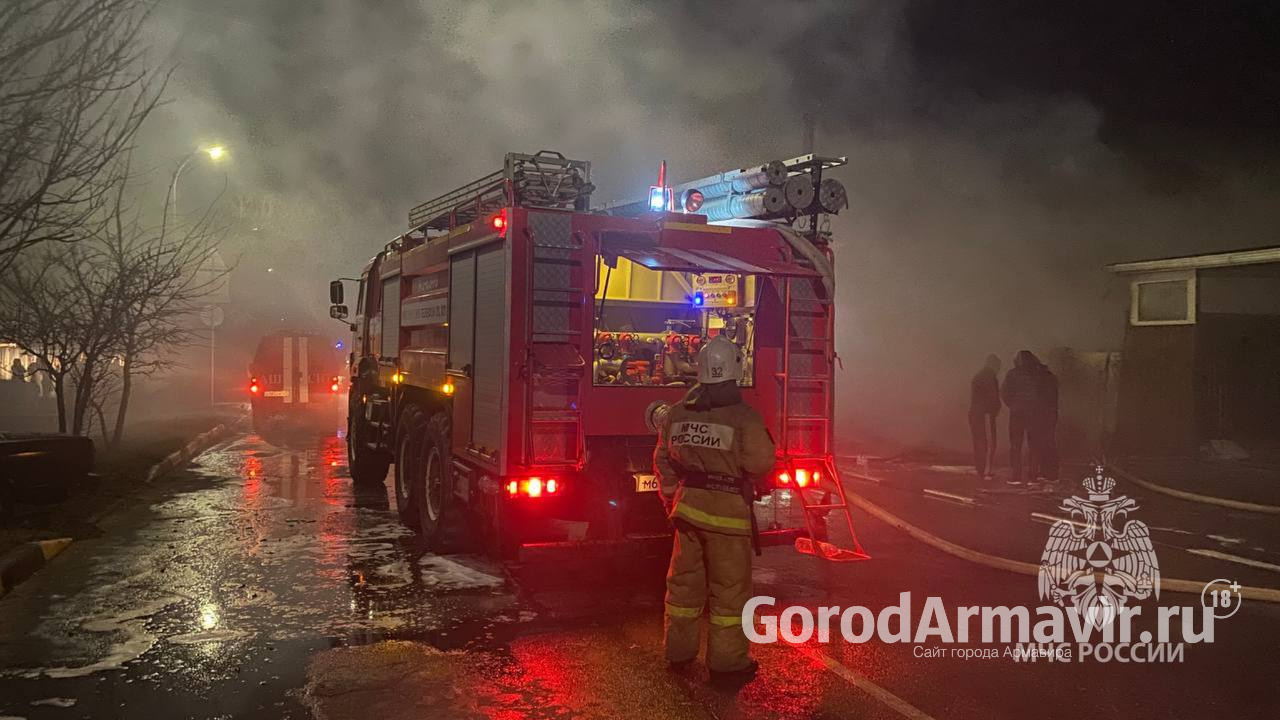 Пожар в частном доме на улице Лавриненко в Армавире тушили 19 огнеборцев