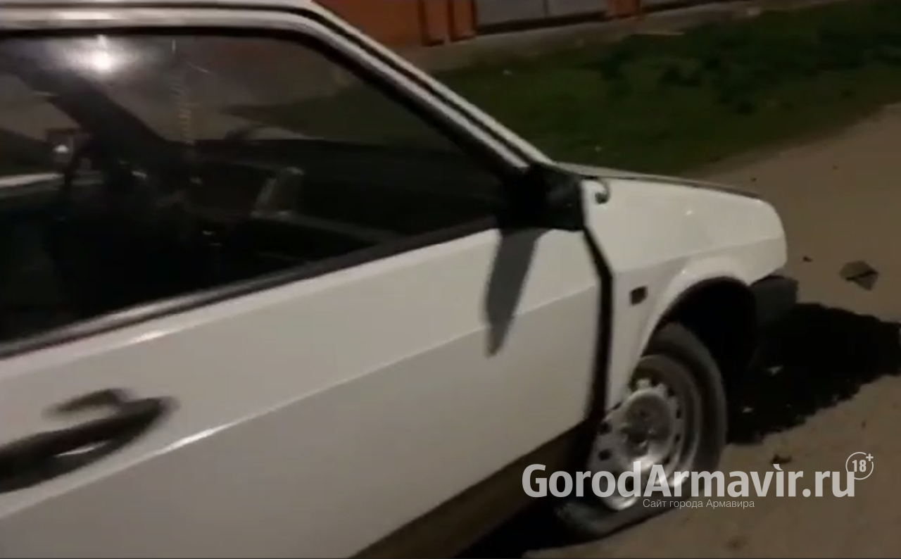  В Армавире водитель без прав устроил гонки с полицией и повредил авто на рельсах 