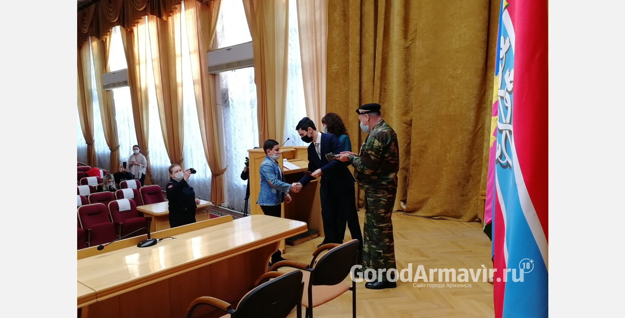 В Армавире в честь Дня Конституции РФ торжественно вручили паспорта 10 подросткам