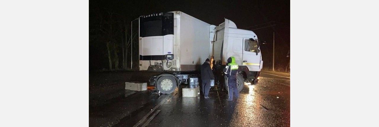 Водитель грузового автомобиля «МАЗ» из Армавира протаранил бетонное ограждение в Херсонской области