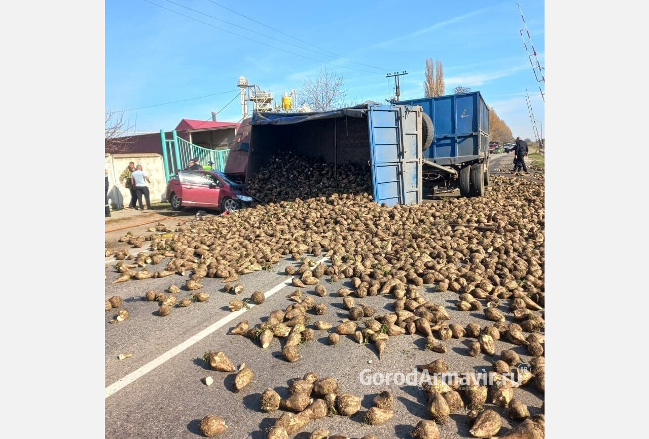 Водитель погиб и 3 пассажира пострадали во время ДТП с «Камазом» на  трассе Армавир-Курганинск