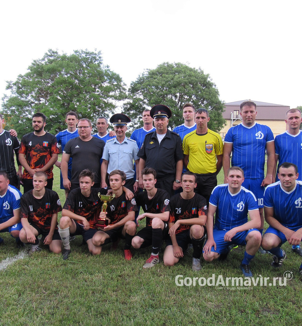 В Армавире со счетом 2:2 закончился футбольный матч между полицейскими и юными спортсменами