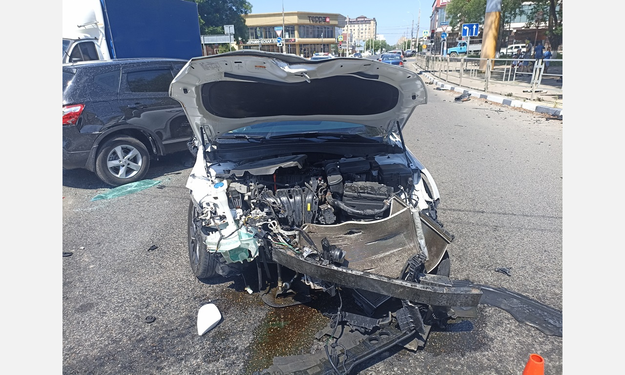 Два человека пострадали в массовой аварии с участием 5 машин в Армавире 