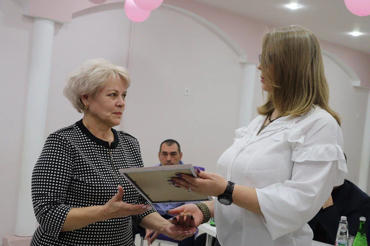 В Армавире представительница Горловки с позывным «Волчица» вручила награды волонтёрам 
