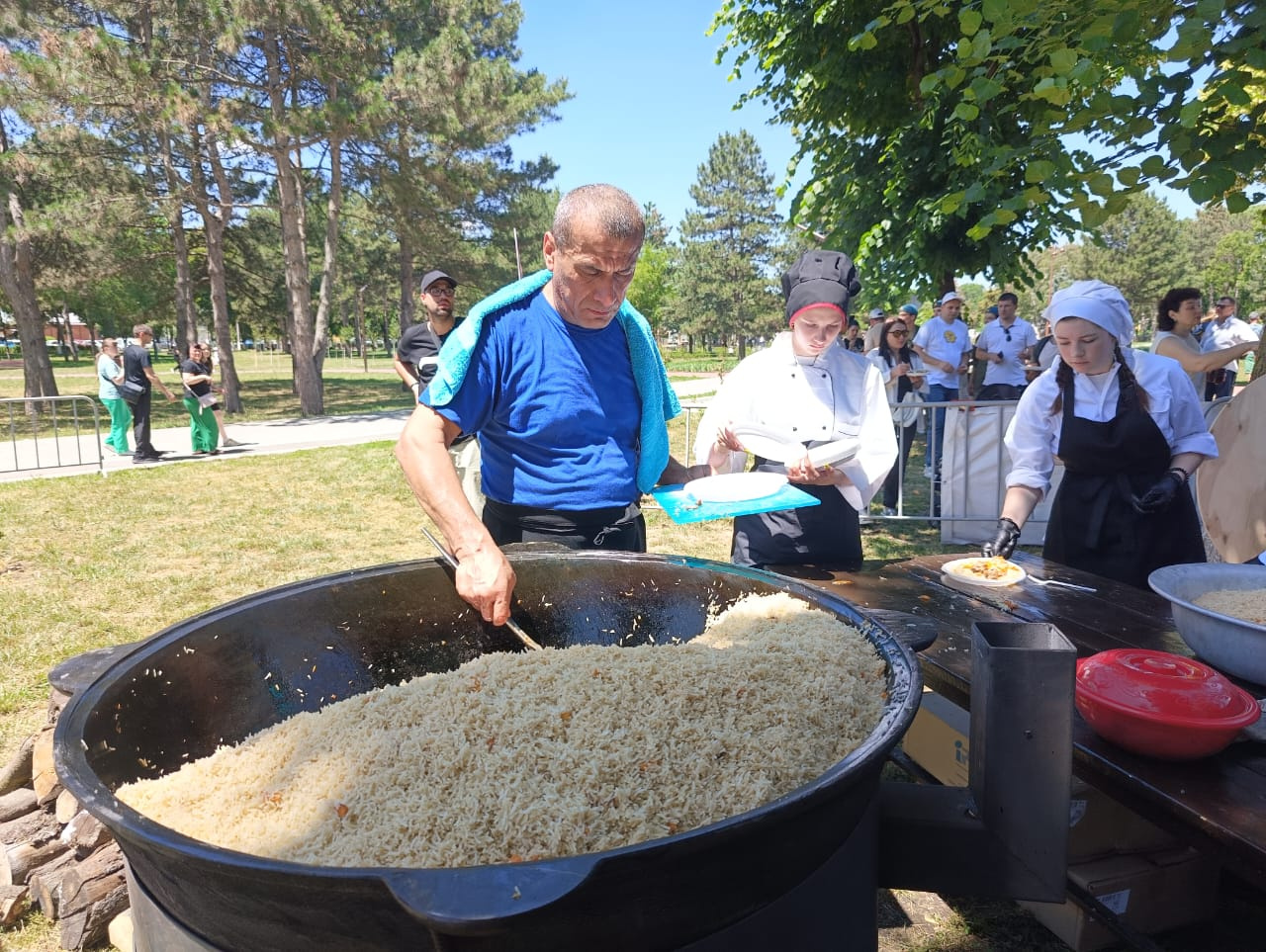 На фестивале «Русский мир» Центр национальных культур Армавира раздал более 2 тысяч порций плова 