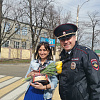 Автоинспекторы поздравили автоледи с 8 Марта в Армавире 