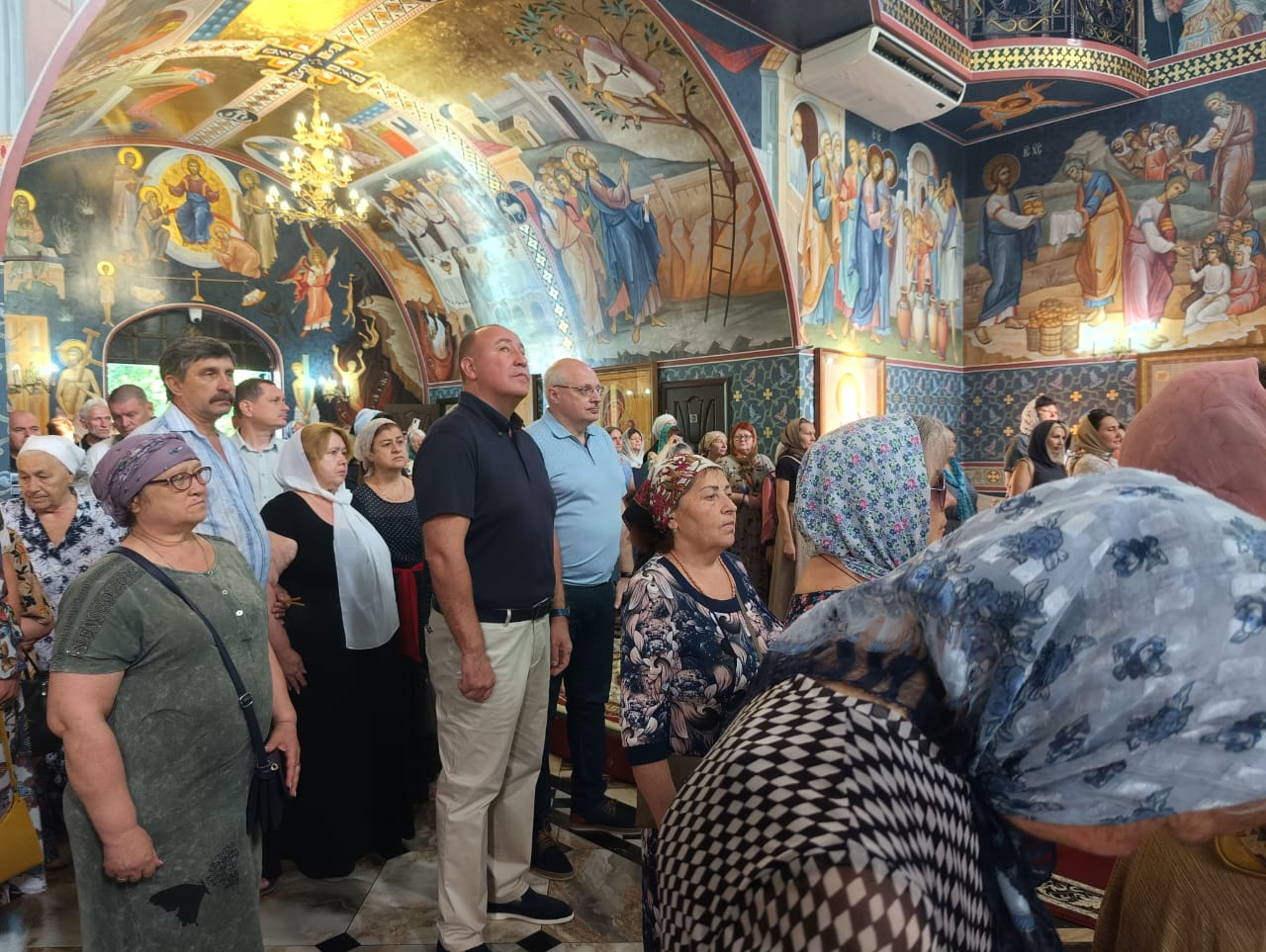 Митрополит Екатеринодарский и Кубанский Василий освятил храм Рождества Христова в Армавире