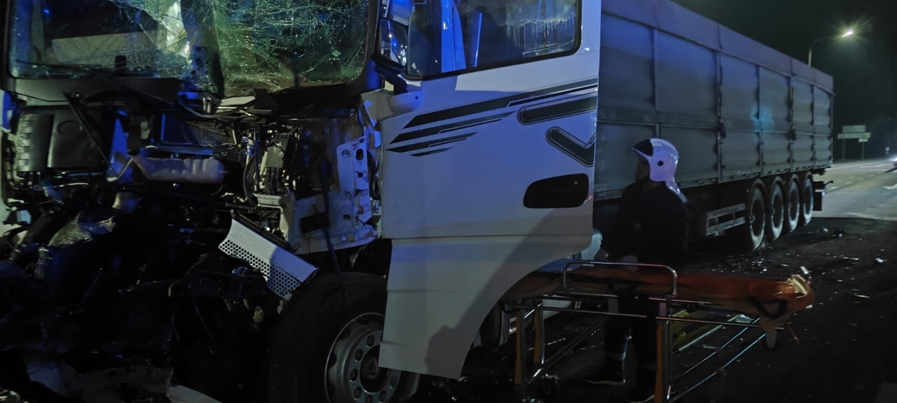 Спасатели Армавира вытащили из кабины грузовика заблокированного водителя 