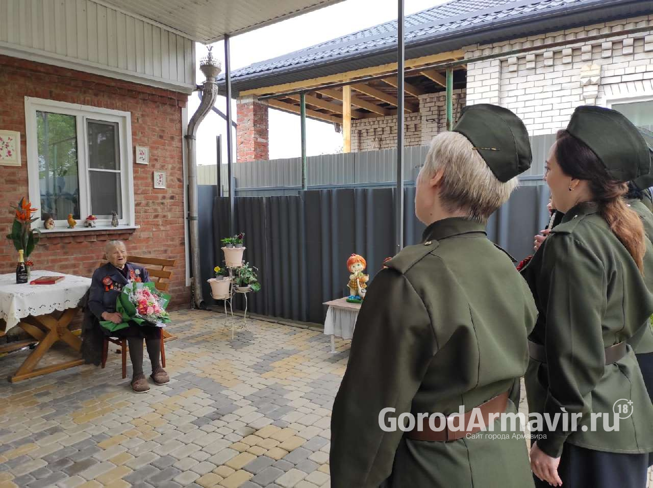«Фронтовая бригада» артистов выступила дома у ветерана Надежды Шведовой в Армавире 