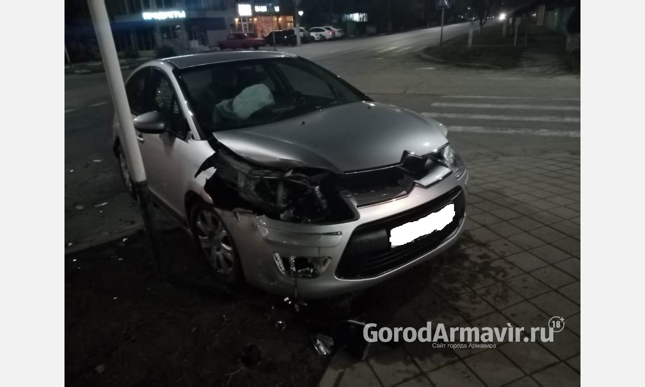Водитель иномарки сломал ключицу во время серьезной аварии в Армавире 