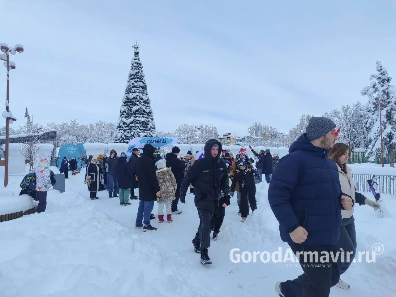 В Армавире 300 участников «Забега перемен» пробежали по снегу 2026 метров