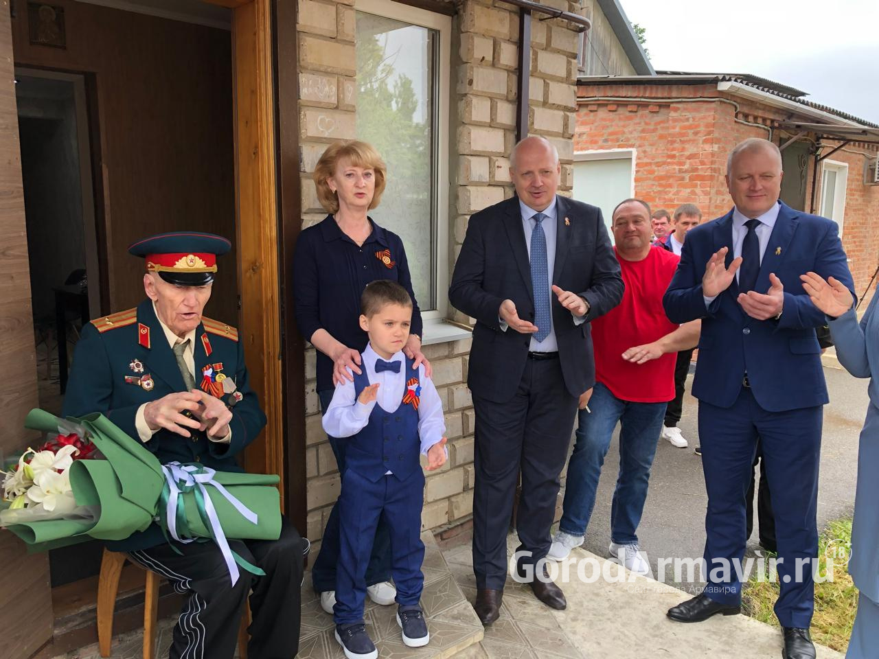 В Армавире для ветерана Павла Зибарова провели концерт к 80-летию Победы