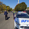 В Армавире сотрудники Госавтоинспекции ко Дню отца провели акцию "Папа везёт правильно!"