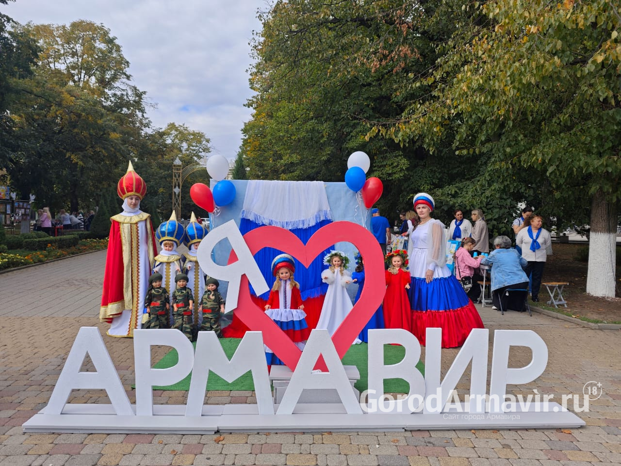 В День города в Армавире в сквере у администрации работали выставки и праздничные фотозоны 