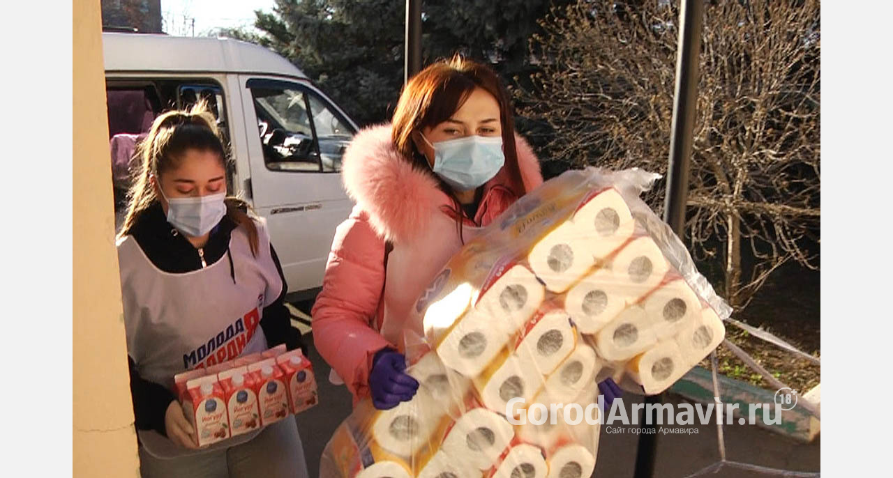 Волонтеры доставляют продуктовые наборы в инфекционную больницу Армавира