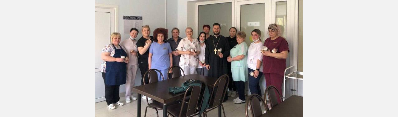 Священник раздал пасхальные куличи сотрудникам больницы Армавира 