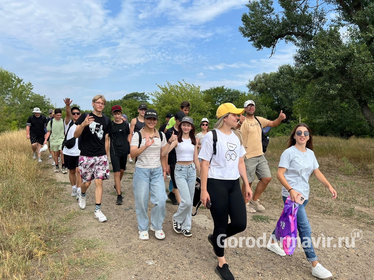 В Армавире более 20 молодежных активистов отправились в поход выходного дня