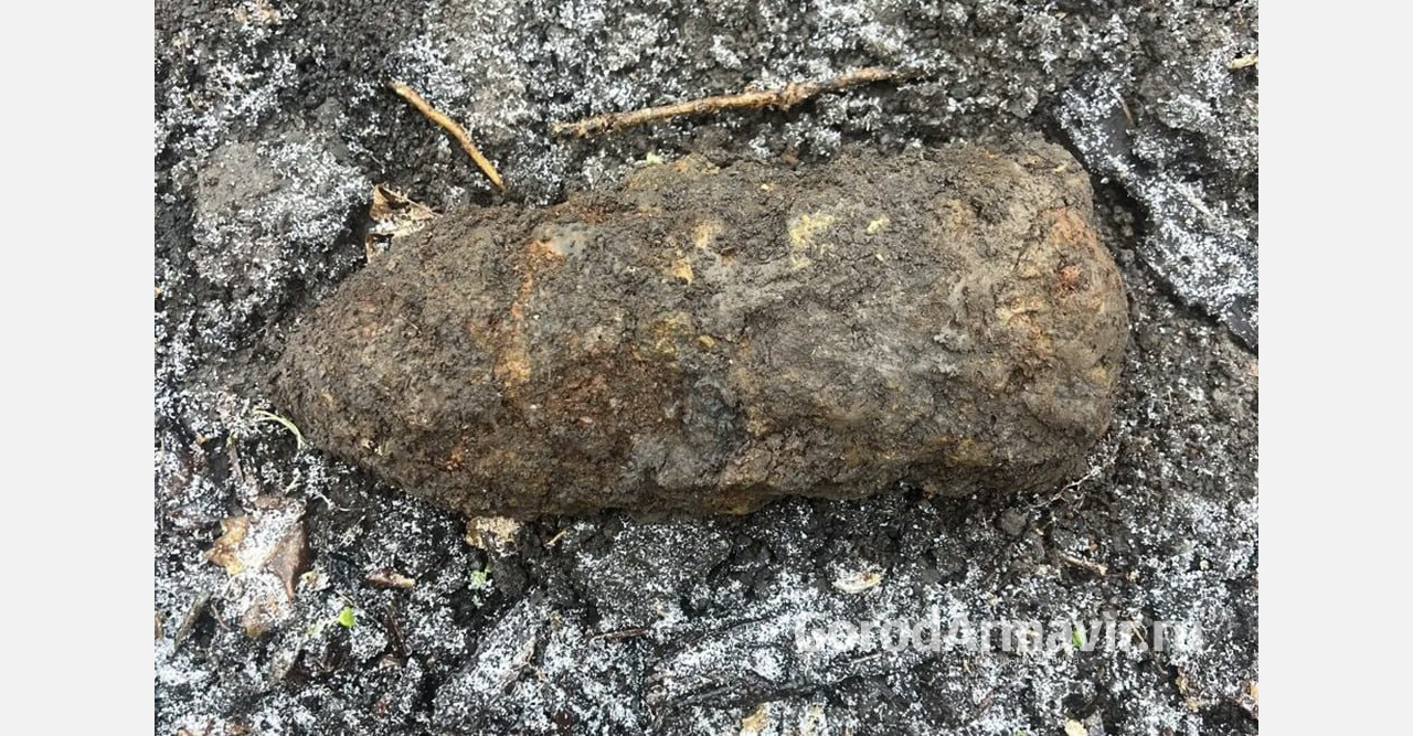 Снаряд времен Великой Отечественной войны нашли на улице в Новокубанске 