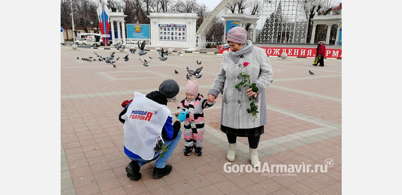 В Армавире женщинам раздали 1 тысячу роз и открытки к 8 марта