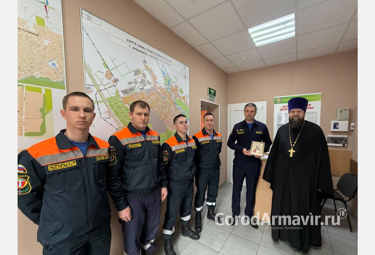 Священнослужитель посетил отдел ГО и ЧС администрации Армавира