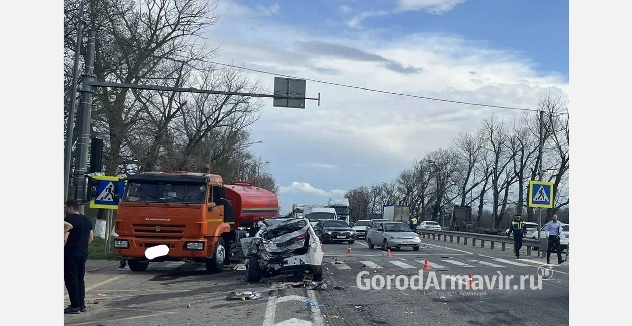 «КамАЗ» снес стоящие на светофоре автомобили на трассе в районе Армавира 