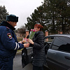 В Армавире госавтоинспекторы поздравили автоледи с 8 марта