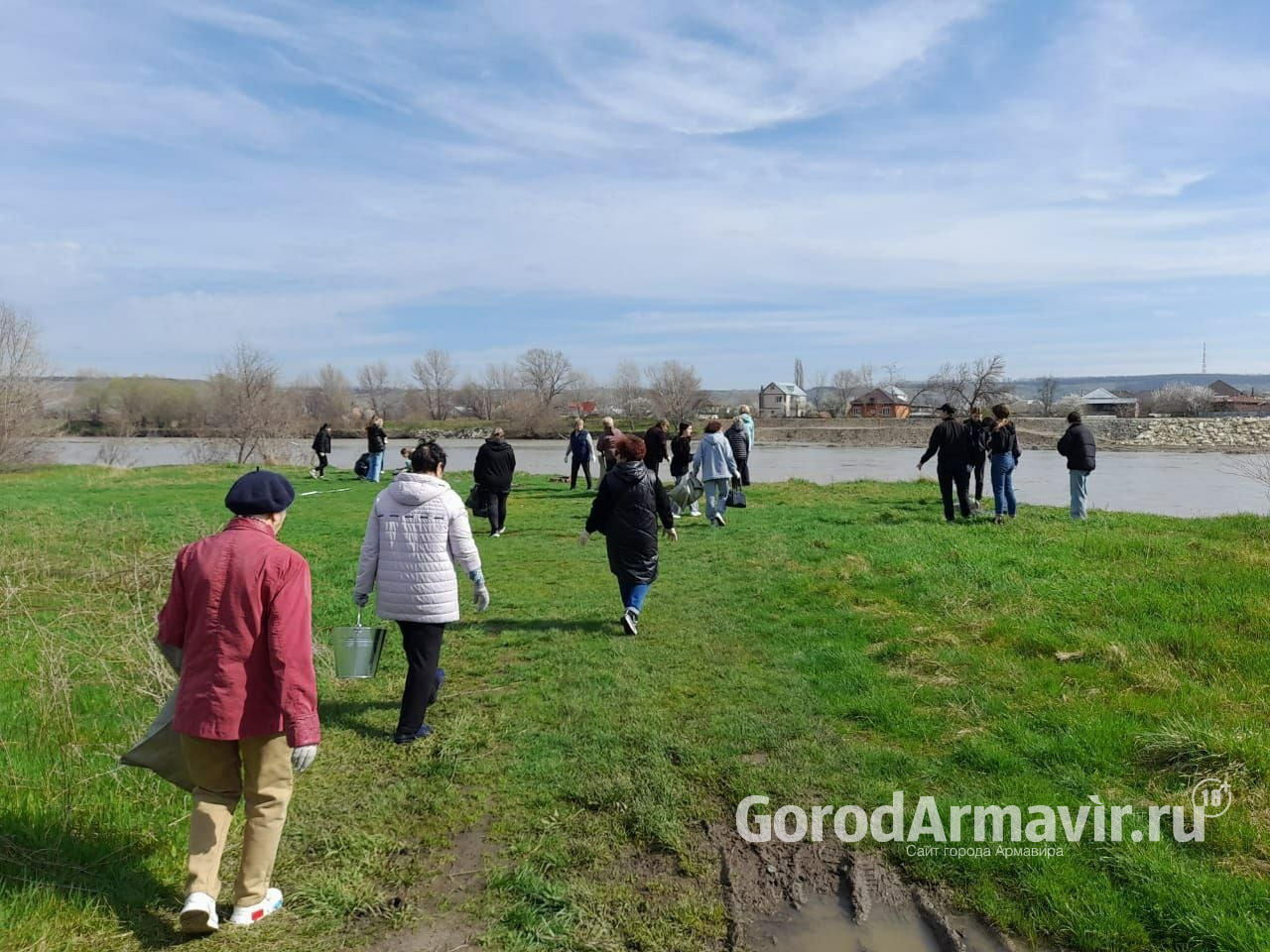 Активисты Армавира собрали более 15 мешков мусора вдоль береговой линии реки Кубань 