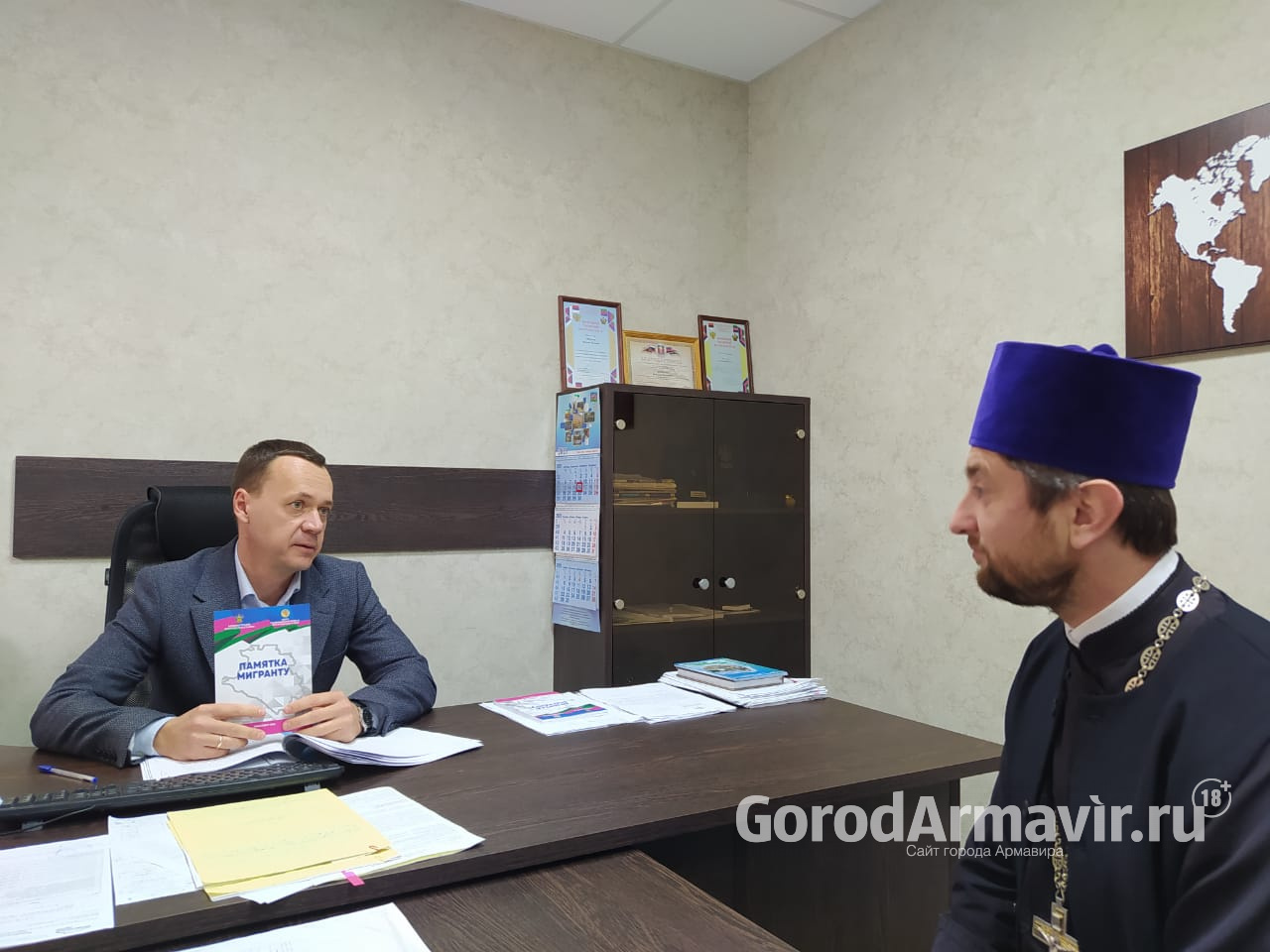 В Армавире представитель Общественного совета Андрей Солоп посетил отдел по вопросам миграции