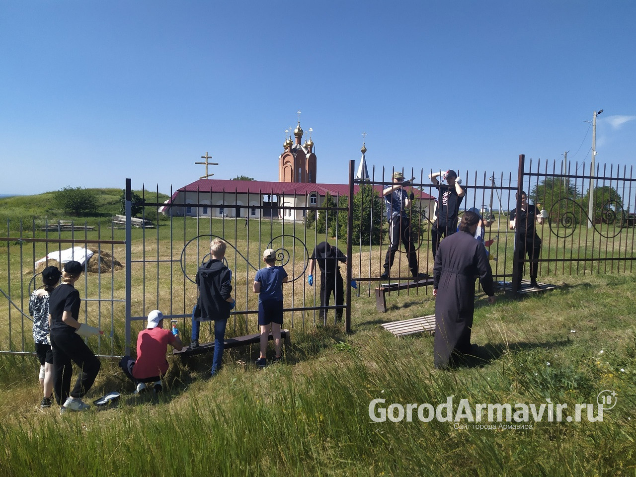 Курсанты патриотического клуба «Гармата» покрасили ограждения мемориального комплекса «Фортштадт»