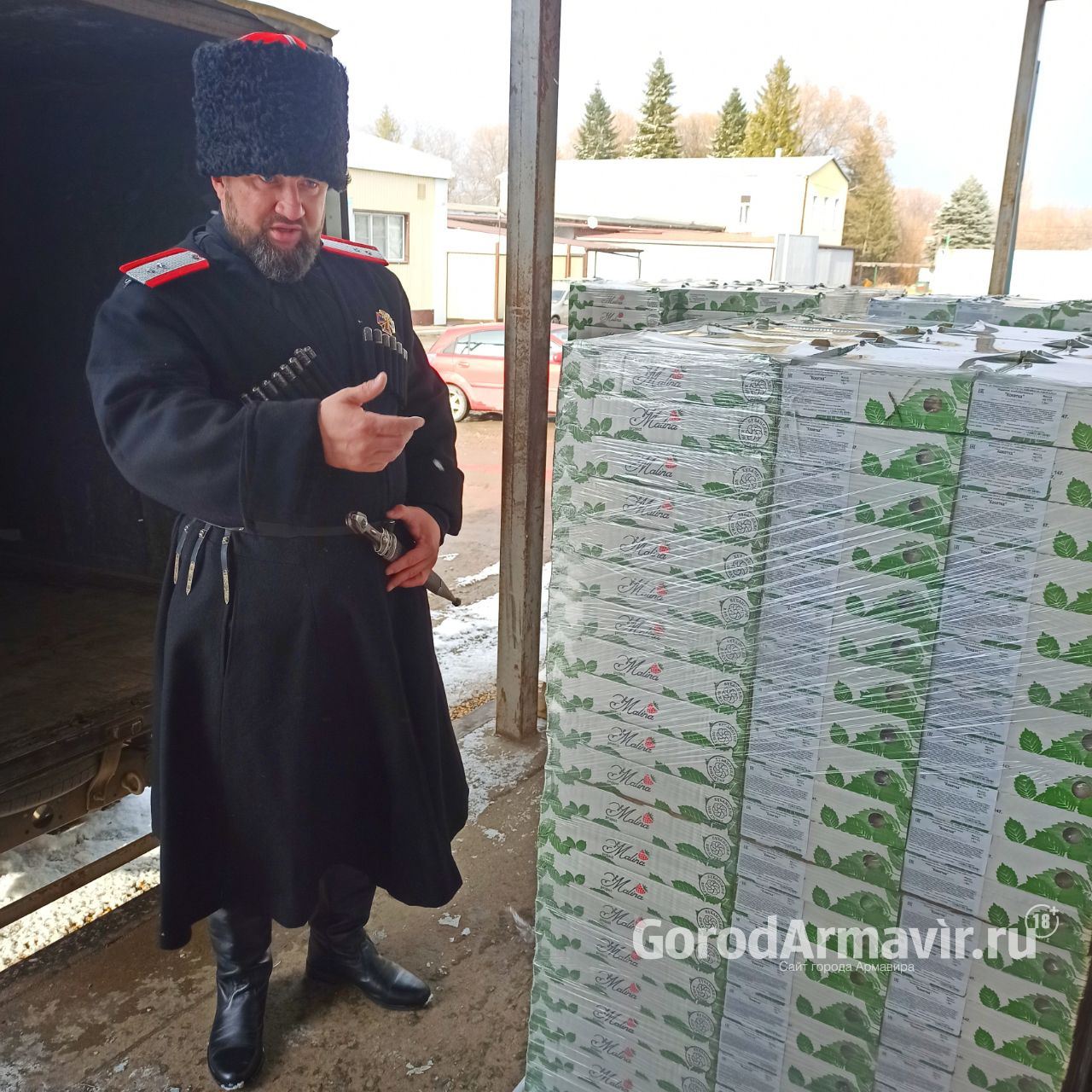 Более 1 тонны кондитерских изделий в качестве гуманитарной помощи отправили казаки Армавира 