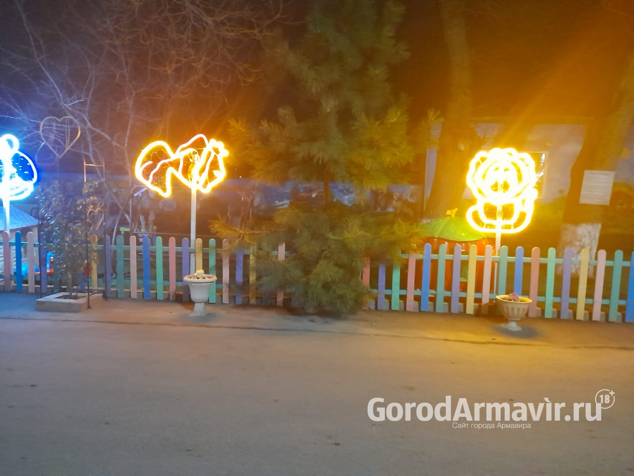 Жители Армавира украсили улицу новогодней иллюминацией