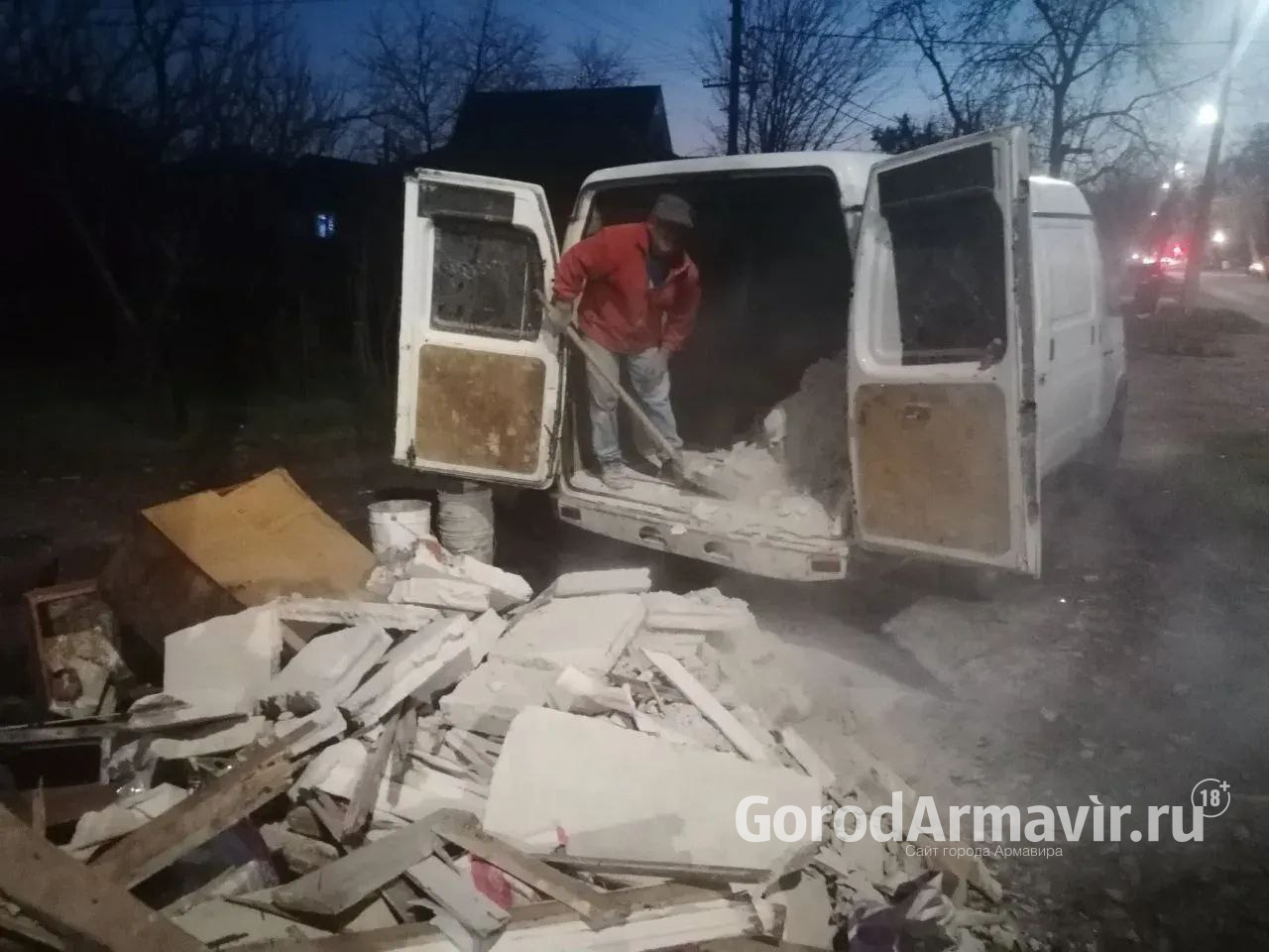 За выброс строительного мусора прямо на перекрестке в Армавире оштрафуют водителя 