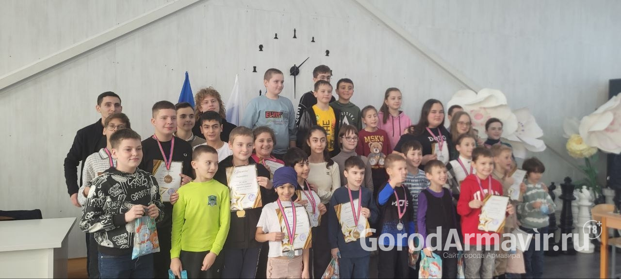В Армавире 32 ребенка стали участниками Сладкого турнира по шашкам