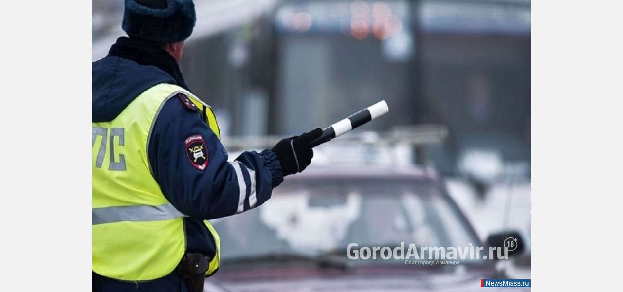 В Армавире на парковке «Красной площади» нарушитель врезался в «ВАЗ 2115» и скрылся 