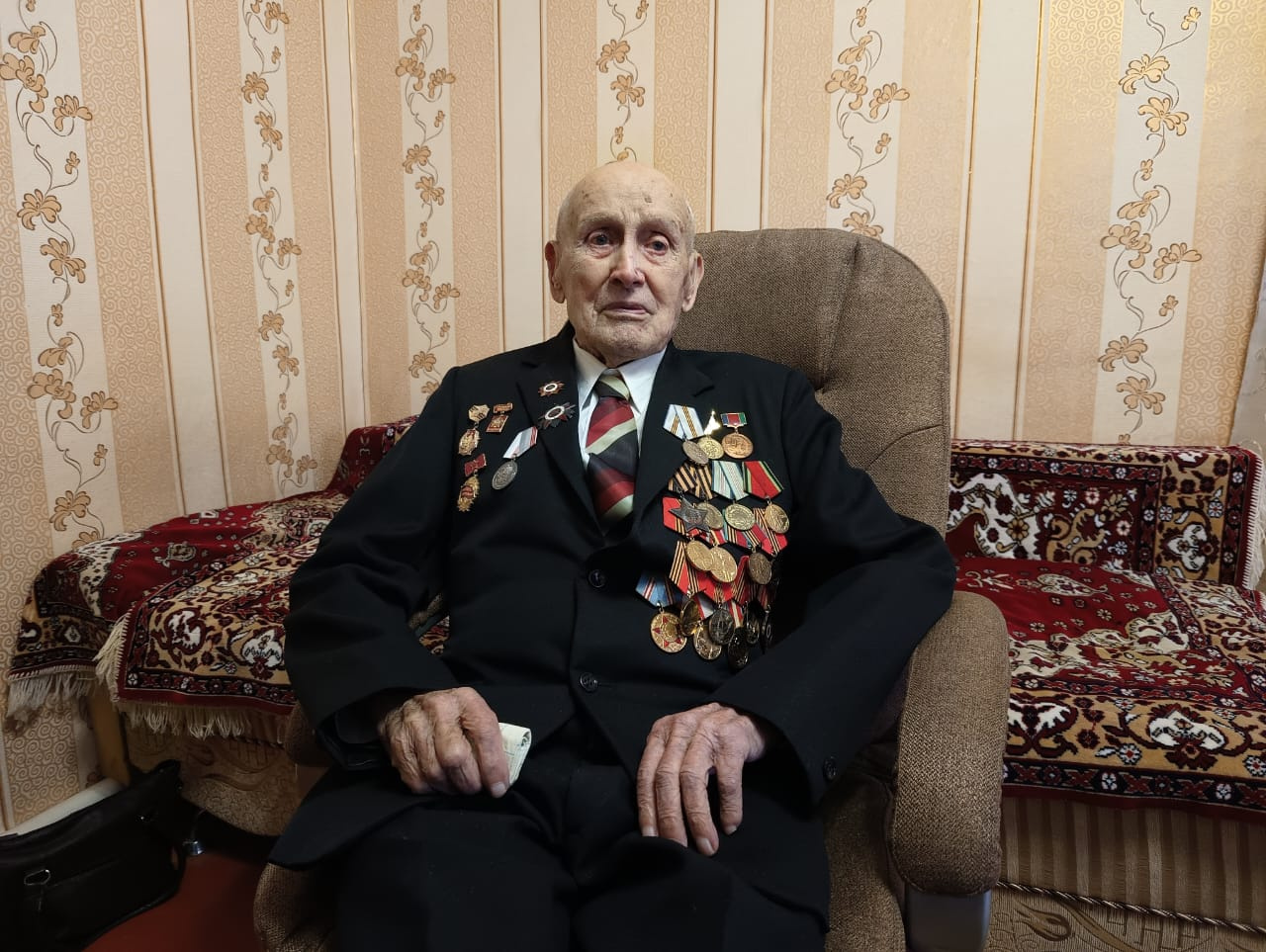 Вениамин Кондратьев поздравил со 101-летием ветерана Великой Отечественной войны из Армавира Григория Бреусова