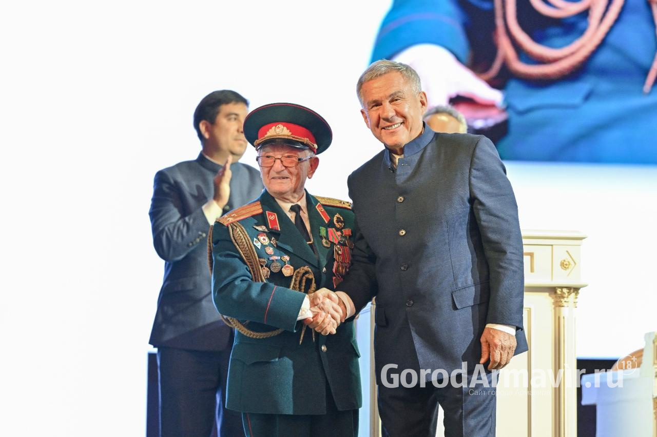 Участник Парада Победы 45-го года Умид Губаев из Армавира получил памятную медаль в Казани 