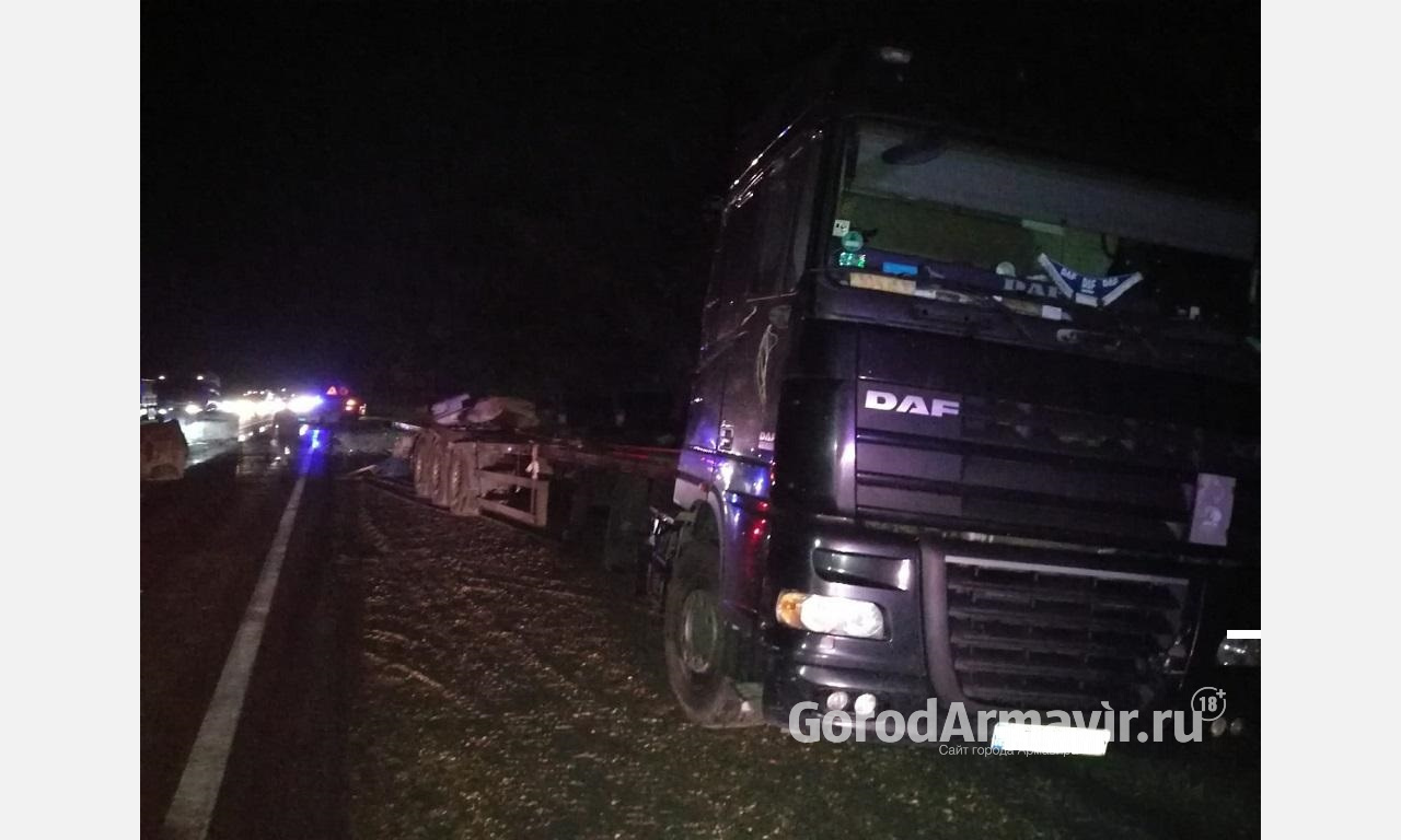 ДТП с 2 большегрузами и иномаркой произошло на трассе в районе Армавира 
