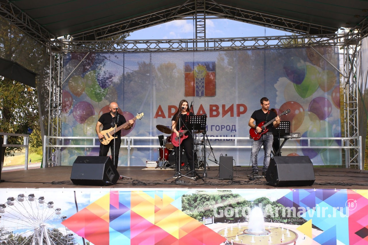 В Армавире на сцене городского водохранилища прошел рок-концерт коллектива "Чердак"