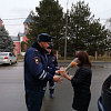 В Армавире госавтоинспекторы поздравили автоледи с 8 марта