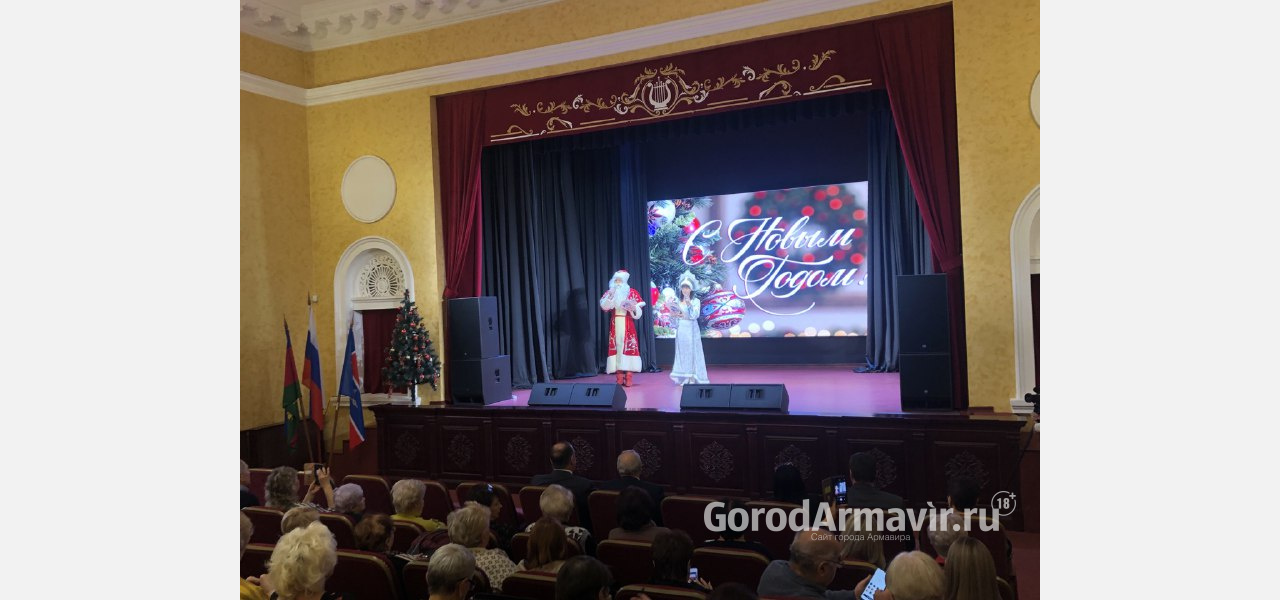 В Армавире на праздничном Дне общественности наградили городских активистов