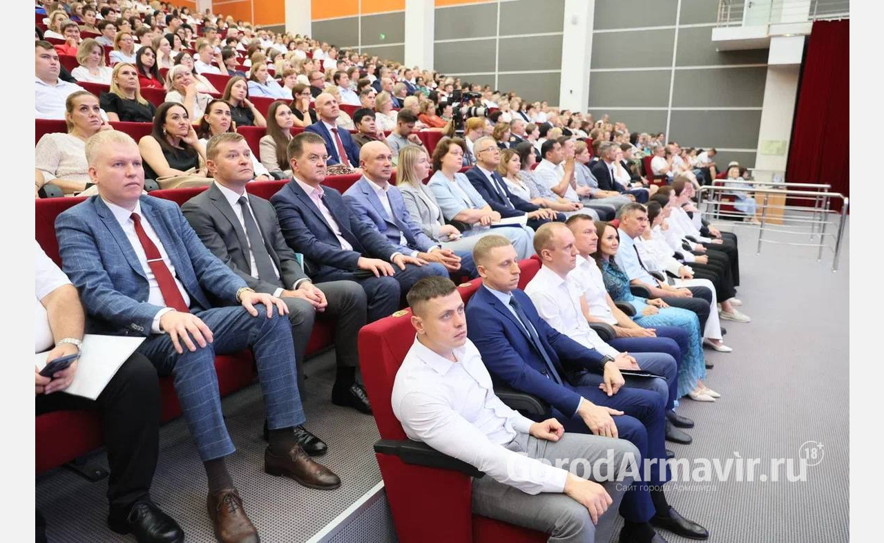 Учителям и воспитателям Армавира и региона увеличат краевую надбавку на 5 тыс руб 
