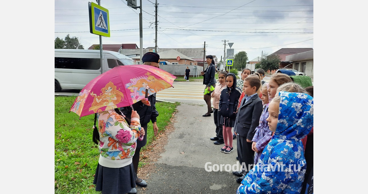 Автоинспекторы Армавира научили школьников правильно переходить дорогу в капюшоне и с зонтиком 
