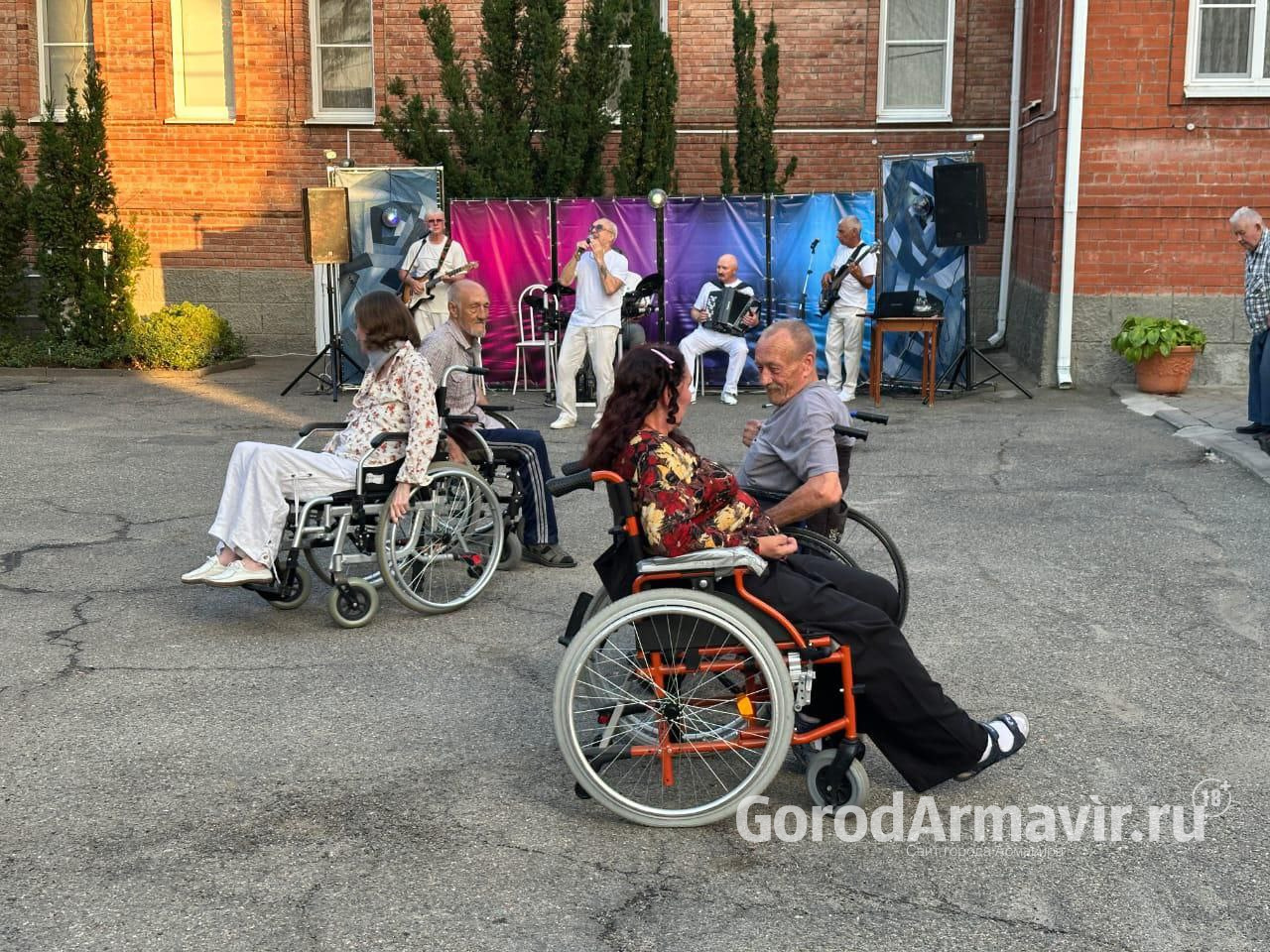 Ансамбль «Ритмы планеты» выступил в Доме-интернате для престарелых и инвалидов в Армавире 
